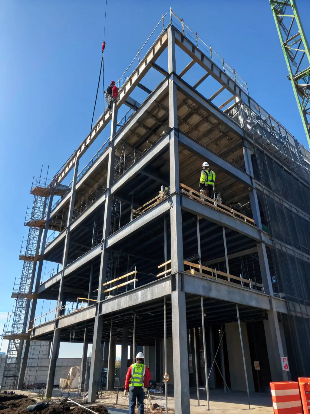 A professional image of a commercial building under construction, emphasizing the functionality and aesthetic appeal that Paredura brings to commercial projects.